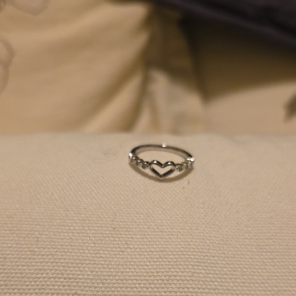 Elegant 925 Sterling Silver Heart Ring with Zirconia Accent Stones Sz 5 - Picture 3 of 4
